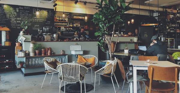 Sentuhan Modern yang Menyegarkan interior cafe